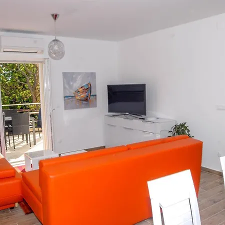 Petraca Sleeps 8 With Pool Air Con And Wifi