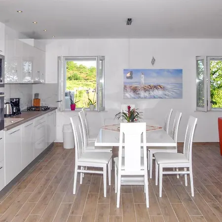 Petraca Sleeps 8 With Pool Air Con And Wifi