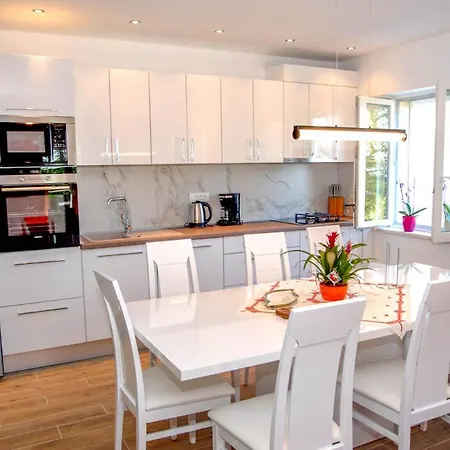 Petraca Sleeps 8 With Pool Air Con And Wifi Mlini