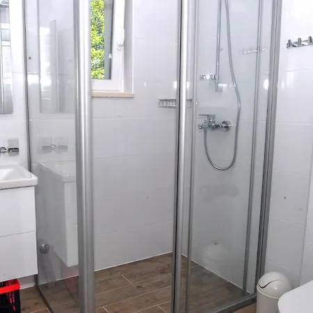 Petraca Sleeps 8 With Pool Air Con And Wifi